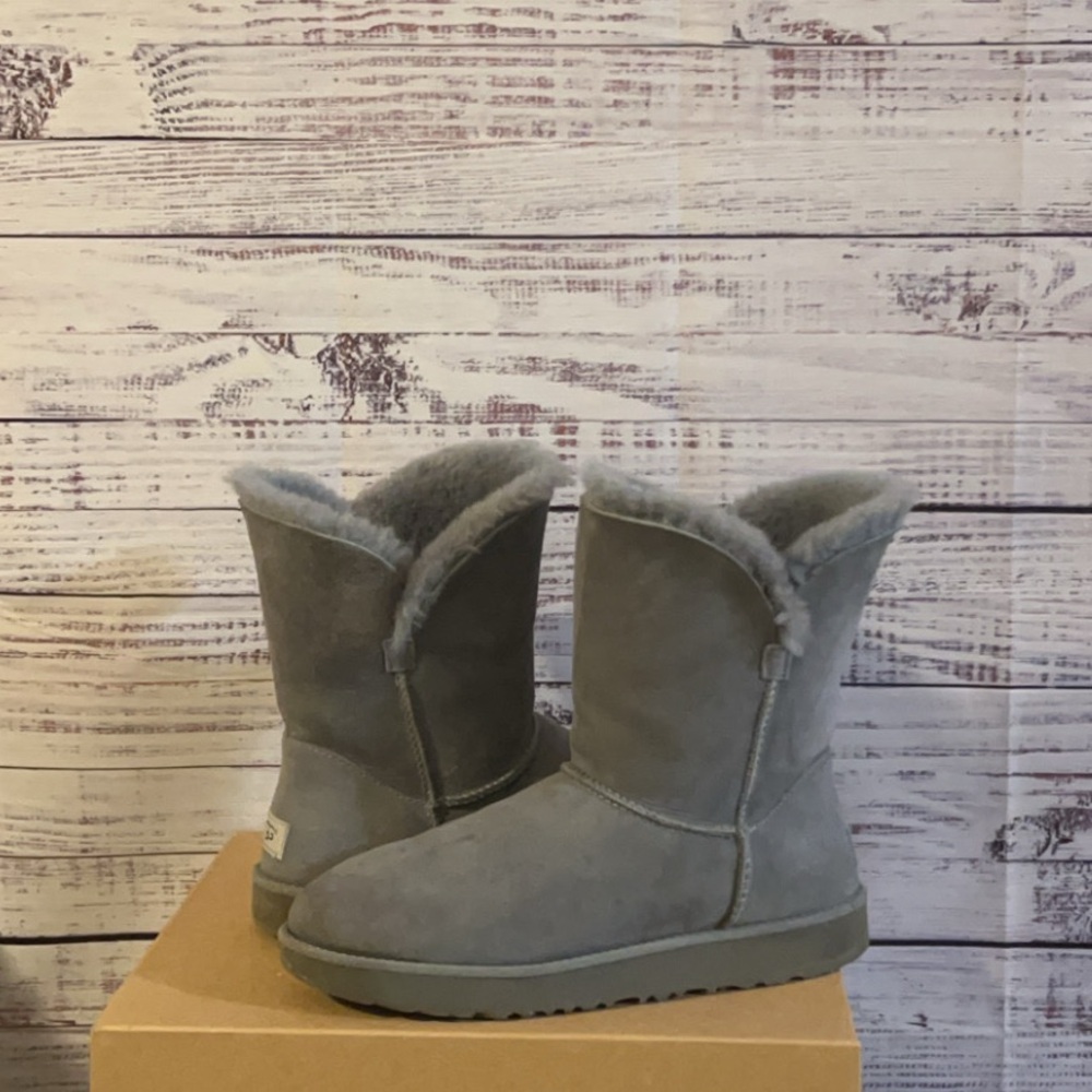 UGG Classic Cuff Short Boot - Picture 3 of 6